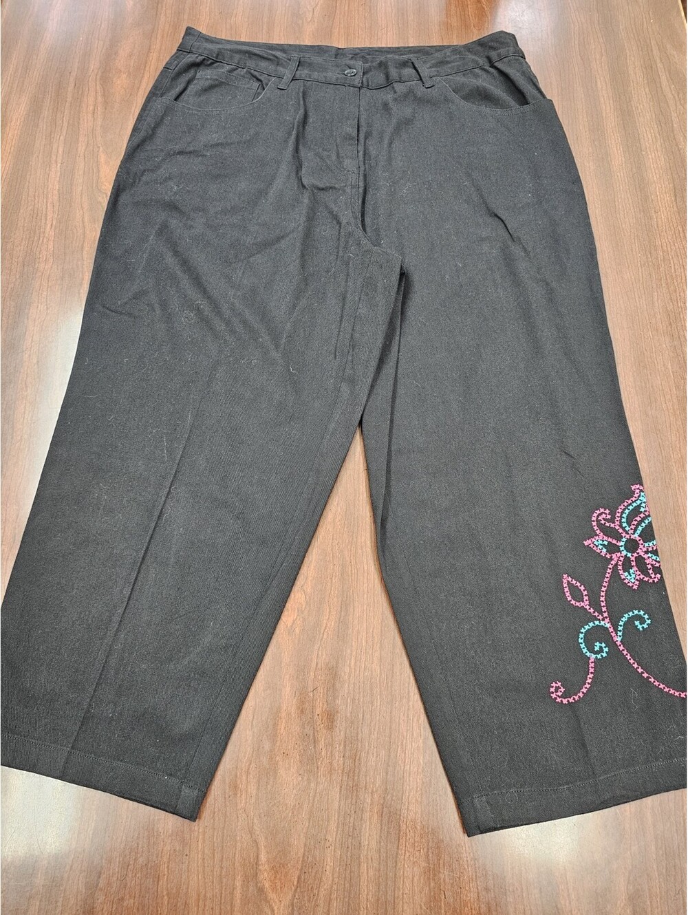 Choices Womens 12 Black Capri Pants Embroidered Flower Cotton Stretch Casual